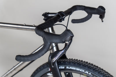 Curve Big Kev V2, gravel bike headbadge