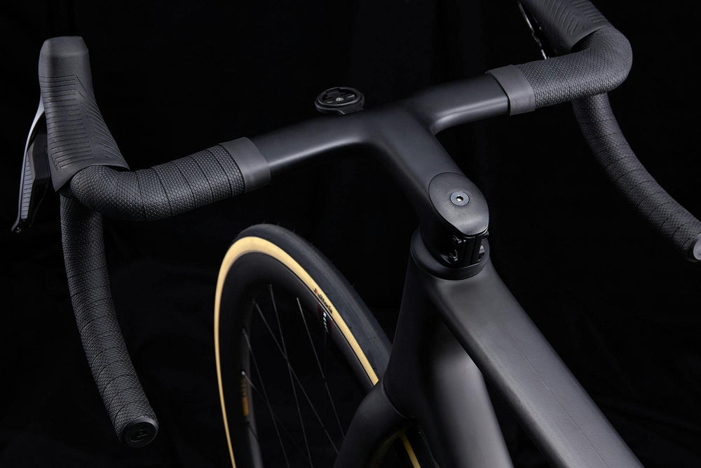 Cervélo R5 HB18 one-piece carbon bar and stem detail